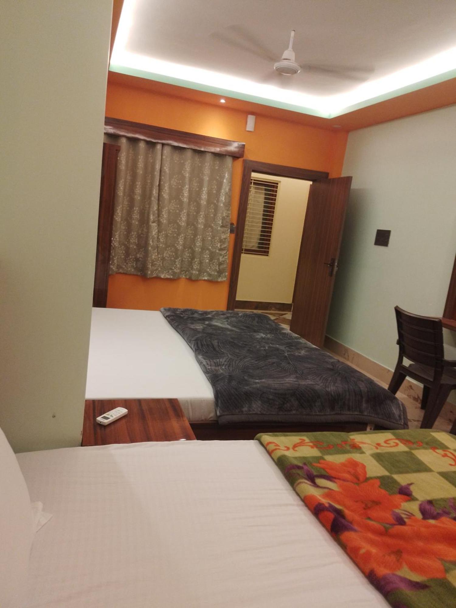 Siyaram Kunj Hotel Ayodhya Екстериор снимка
