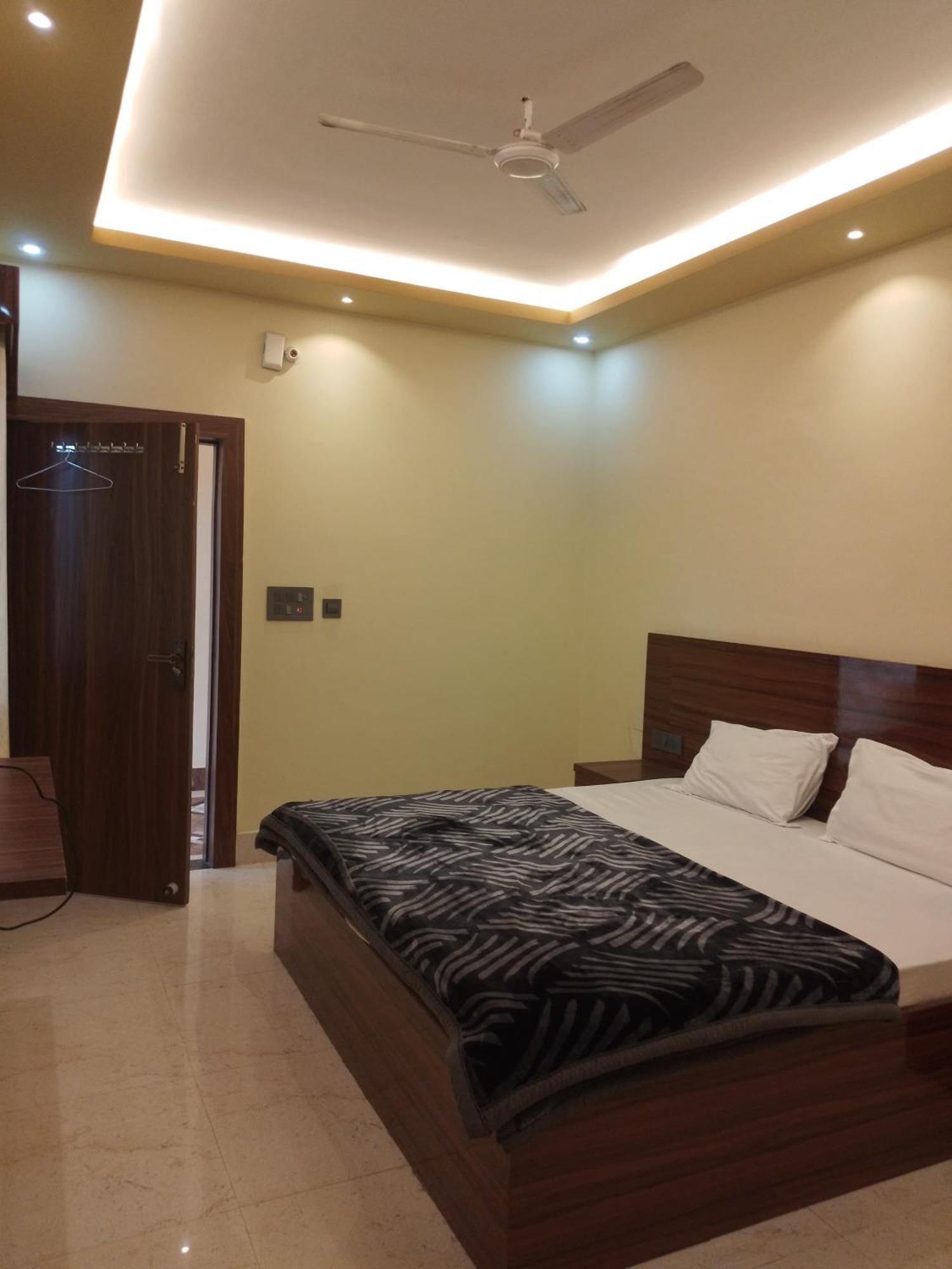 Siyaram Kunj Hotel Ayodhya Екстериор снимка